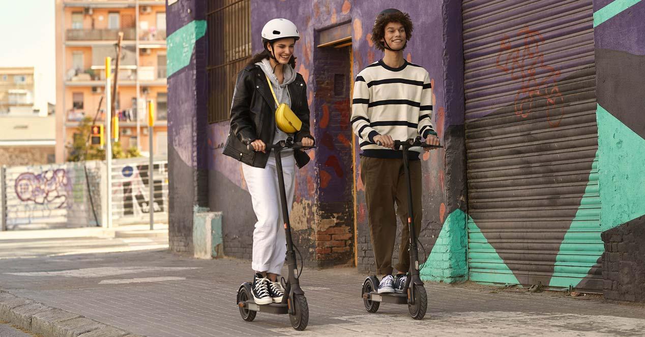 Chicos con el patinete Xiaomi Mi Electric Scooter Essential