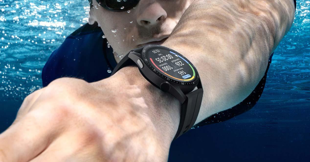 Smartwatch Huawei Watch GT3 sumergido