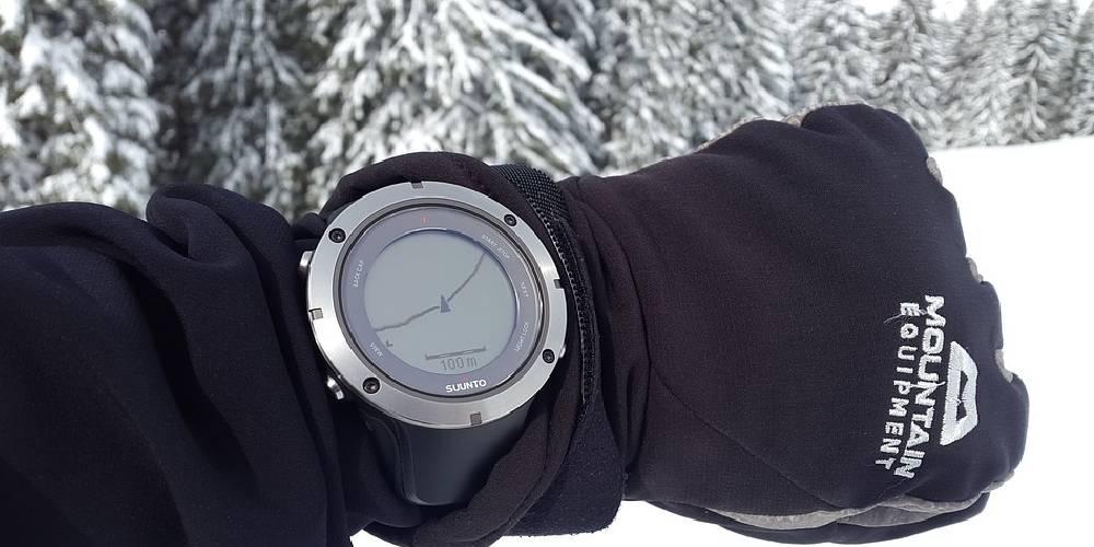 Imagine de un ceas sportiv cu GPS la nieve