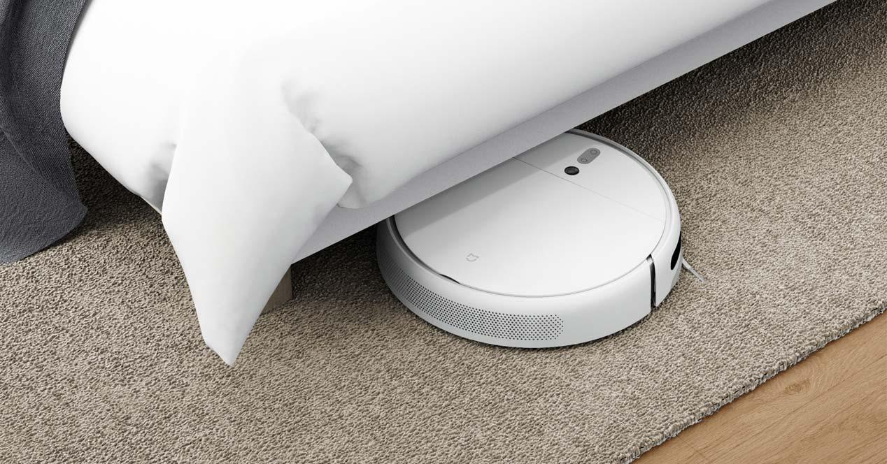 Xiaomi Mi Robot Vacuum Mop P bajo una cama