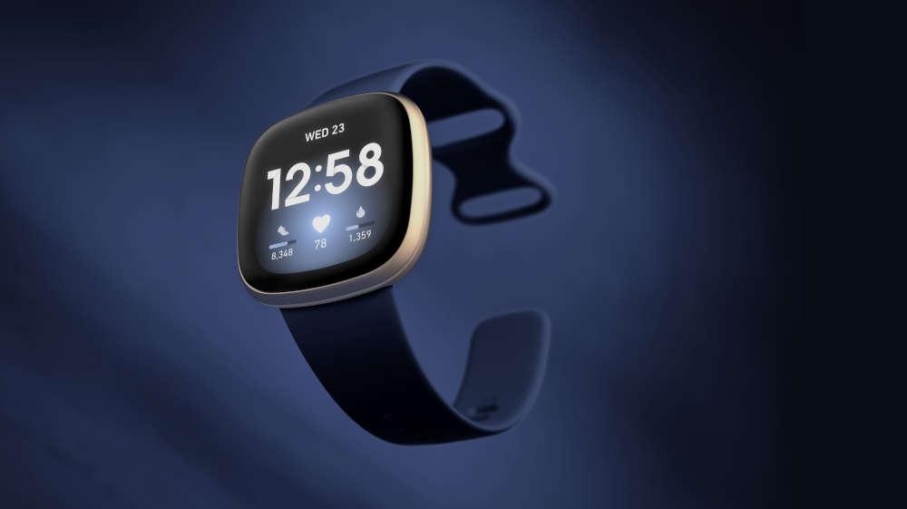 Fitbit versa 3 en color azul con pantalla encendida