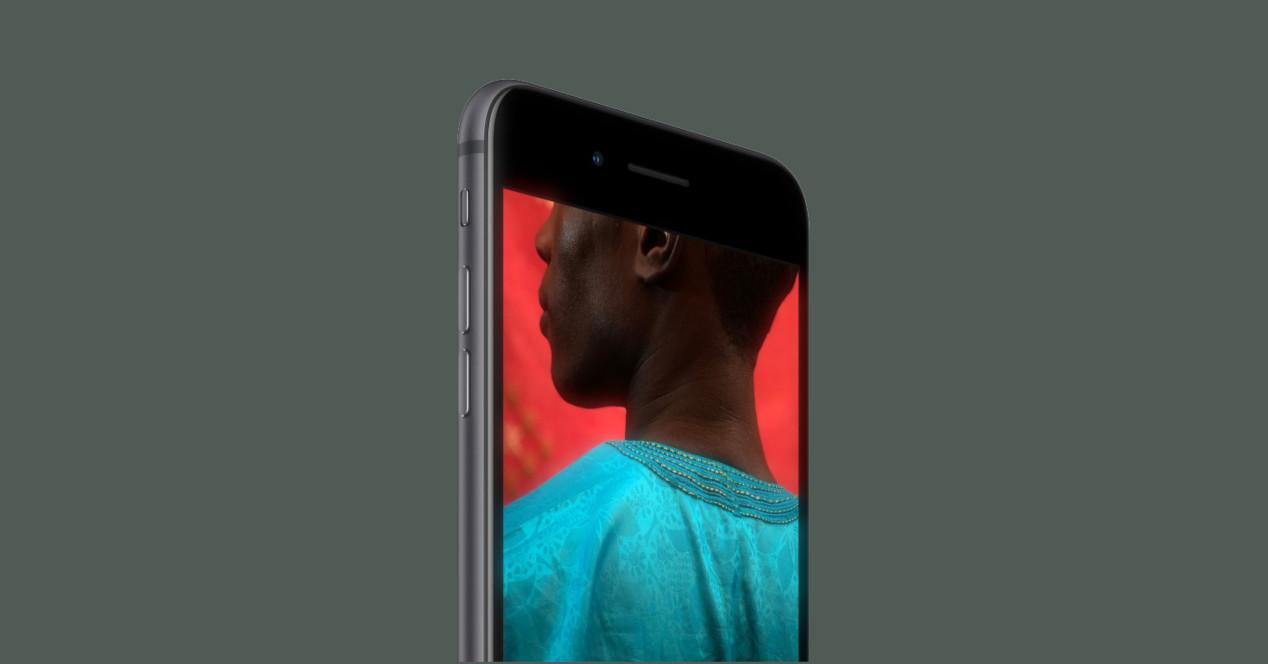 iPhone 11 Pro sobre fondo verde