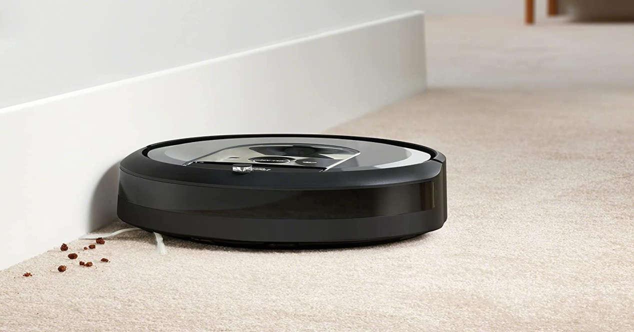 Roomba i7156 con su cepillo para esquinas
