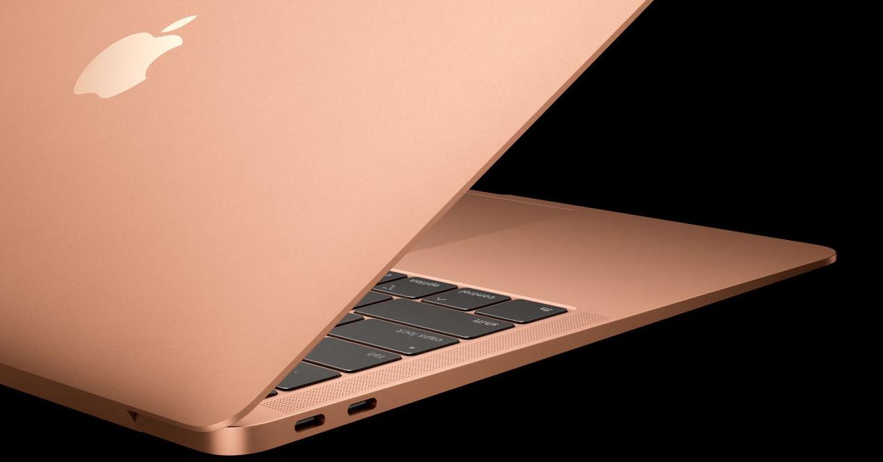 MacBook Air M1 dorado con fondo negro