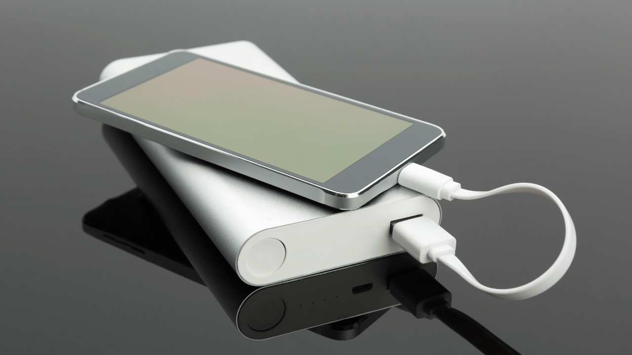 Perfecta para iPhone, Samsung y Xiaomi, entre otros smartphones, esta es la batería  portátil más vendida en