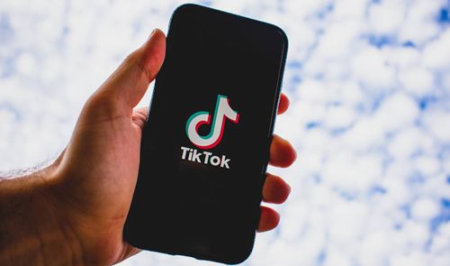 Fondo de nubes con TikTok
