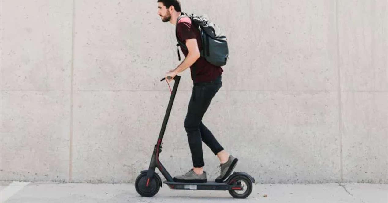 Viaja con seguridad en patinete eléctrico gracias a esta mochila