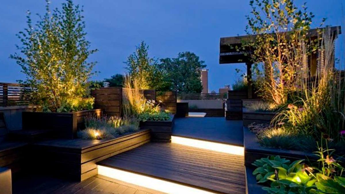 Esta luz solar para exteriores es ideal para iluminar tu jardín o