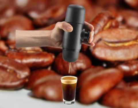 La mini cafetera espresso para llevar en el bolso cuesta solo 45 €