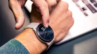 Modelo de smartwatch híbrido de Garmin de la gama Vivomove, mostrando su esfera analógica con manecilla física y pantalla digital oculta.