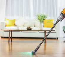 Robot aspirador vs. escoba vertical: en qué se diferencian y por cuál  debería apostar para limpiar mi casa