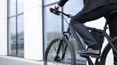 hombre montado en bicicleta