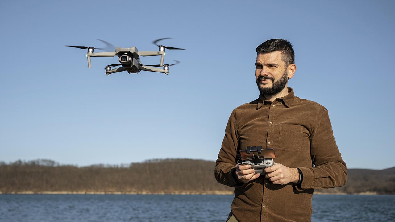 Hombre manejando un dron