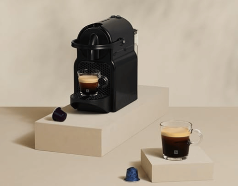 Esta cafetera de cápsulas Nespresso rebajada cuesta menos de 100 euros:  cafés rápidos con una De'Longhi que ocupa muy poco espacio