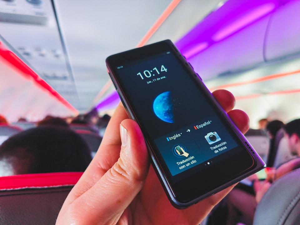 traductor digital en mano dentro de un avion