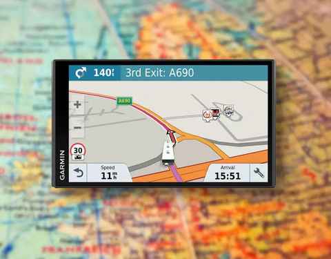 Garmin reta a TomTom y revienta el precio de su navegador GPS para el coche  más vendido