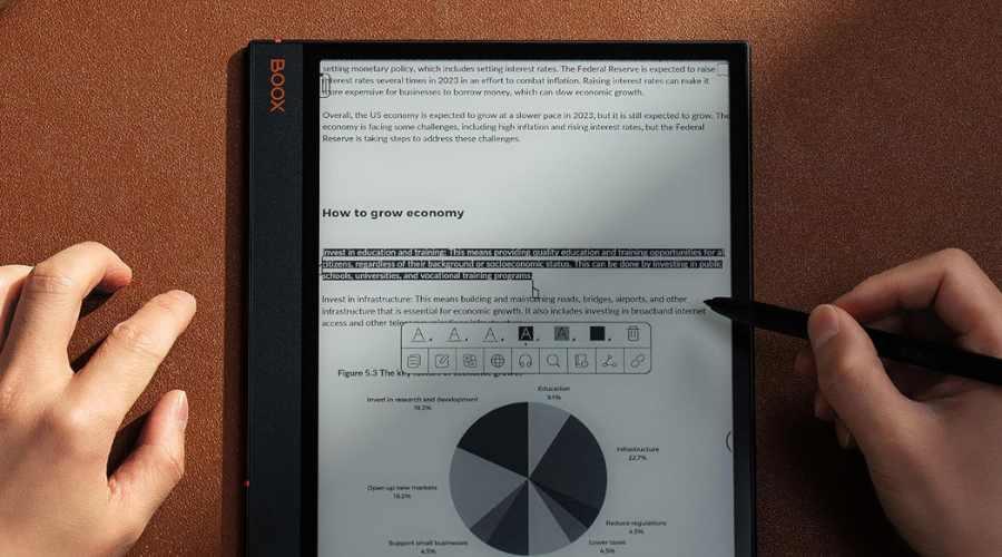 BOOX Tablet Note Air3 con manos