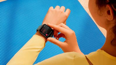 Chica comprobando el pulso con su reloj