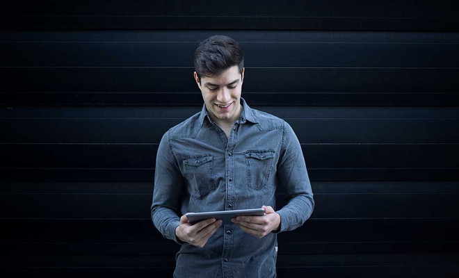 Hombre sujetando una tablet