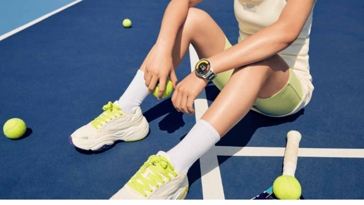 Xiaomi Watch S1 Active fondo jugando a tenis