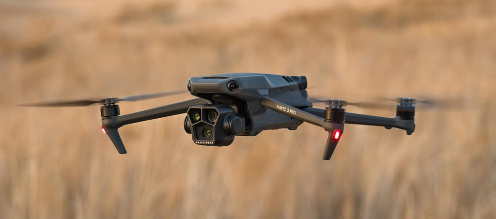 dji mavic 3 pro dron volando en el campo