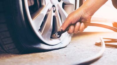 Llenar los neumáticos del coche