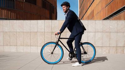 hombre con bicicleta