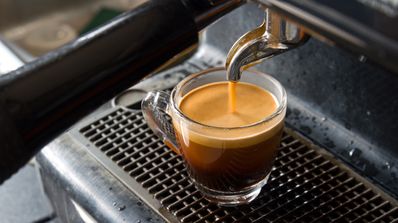 Máquina preparando café