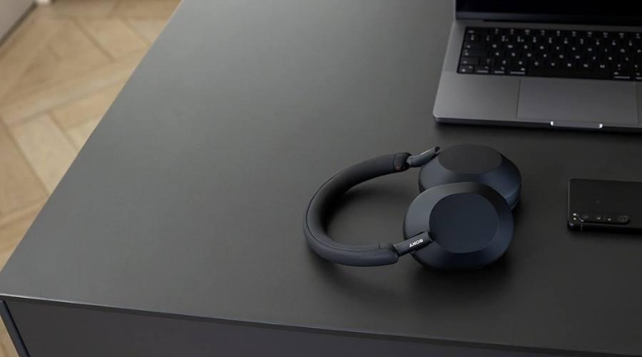 Sony WH-1000XM5 Auriculares Inalámbricos con Noise Cancelling foto en un escritorio