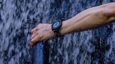 Reloj smartwatch Polar Grit X Pro Zafiro uso