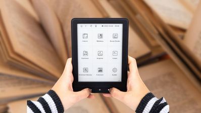 eBook - Woxter Scriba Paperlight con dos manos