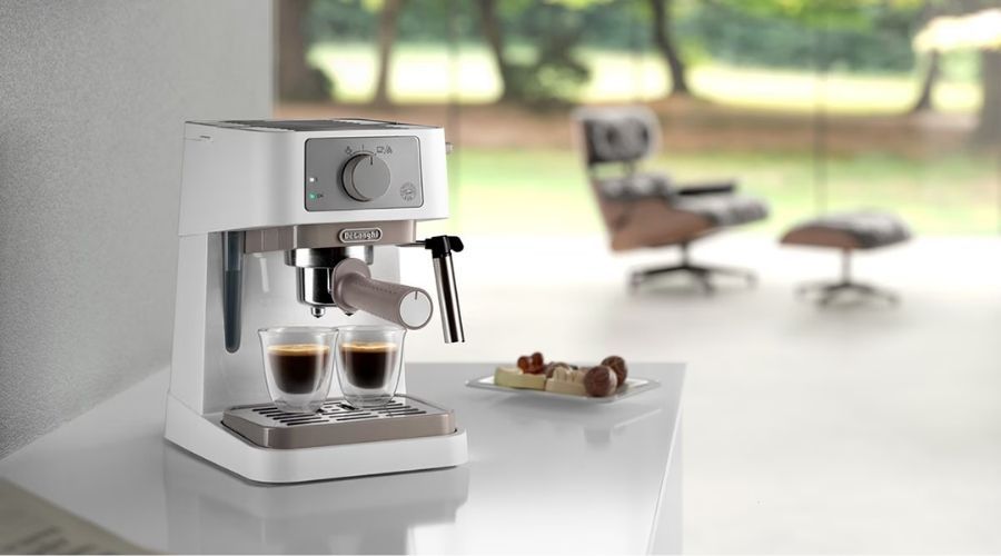 cafetera delonghi stilosa en color blanco en una cocina