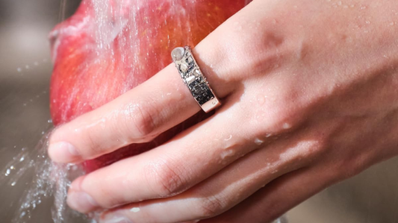 Composición de varios de los mejores anillos inteligentes de 2025, incluyendo modelos de Samsung y OURA, sobre un fondo tecnológico.