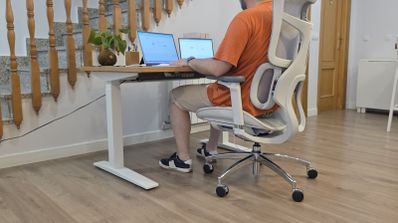 Flexispot E7 Pro trabando en posición sentada