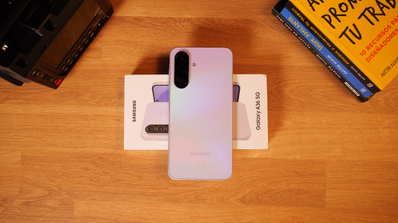 Vistra trasera del Trasera Samsung Galaxy A36 5G sobre su caja.