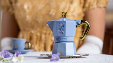 Foto de producto de la cafetera Bialetti Moka Express Bridgerton sobre un fondo neutro.