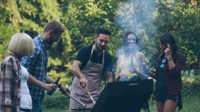 Personas haciendo una barbacoa