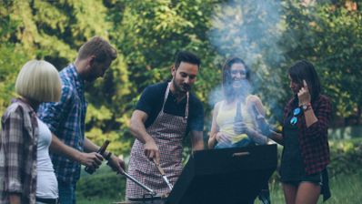 Personas haciendo una barbacoa