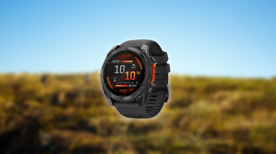 Reloj deportivo premium Garmin Fenix 8 con correa negra y esfera mostrando datos de actividad, sobre un fondo neutro.