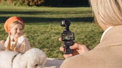 mujer grabando a una niña con una cámara DJI Osmo Pocket