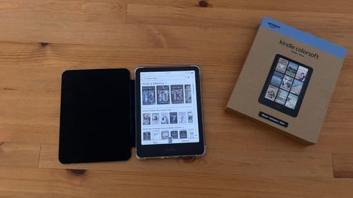 kindle colorsoft con caja en mesa de madera