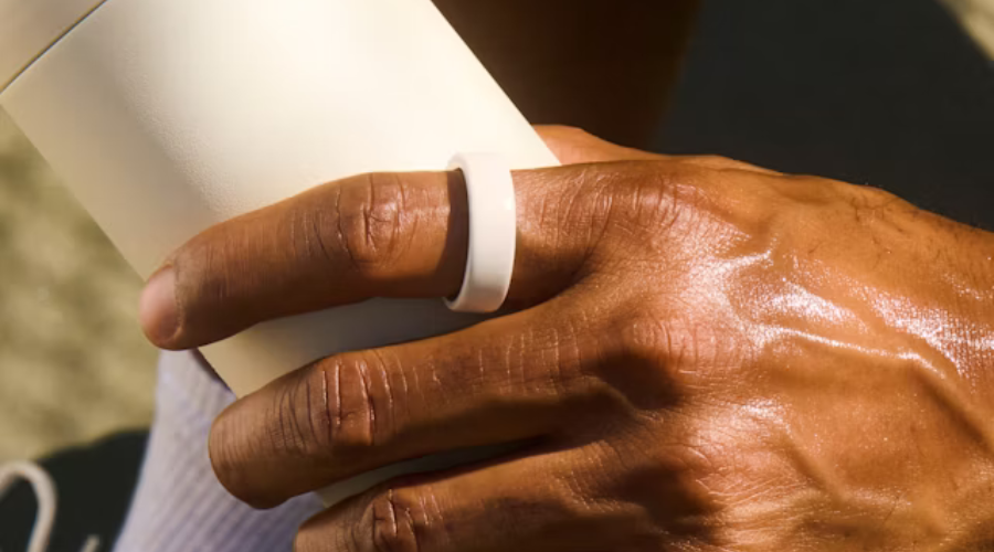 oura ring ceramic 4 en mano
