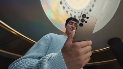 Hombre joven sosteniendo el Samsung Galaxy S25 Ultra | Foto Samsung