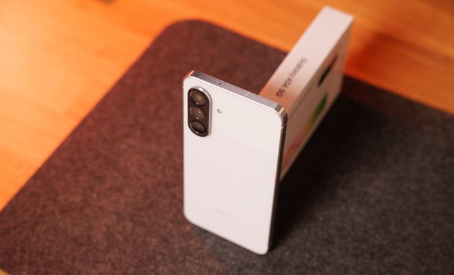 Galaxy A56 por la parte trasera y con la caja detrás