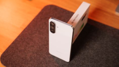 Galaxy A56 por la parte trasera y con la caja detrás