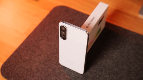 Galaxy A56 por la parte trasera y con la caja detrás