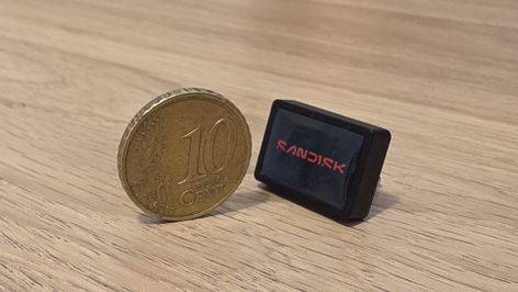 Sandisk Extreme Fit junto a moneda de 10 céntimos