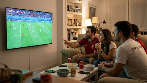 Grupo de amigos viendo el Mundial 2026.