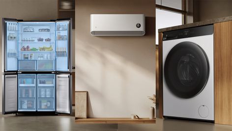 Conjunto de electrodomésticos inteligentes que incluye un frigorífico de cuatro puertas abierto, un aire acondicionado de pared y una lavadora de carga frontal.