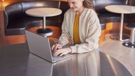Mujer con portatil ASUS Vivobook | Foto ASUS